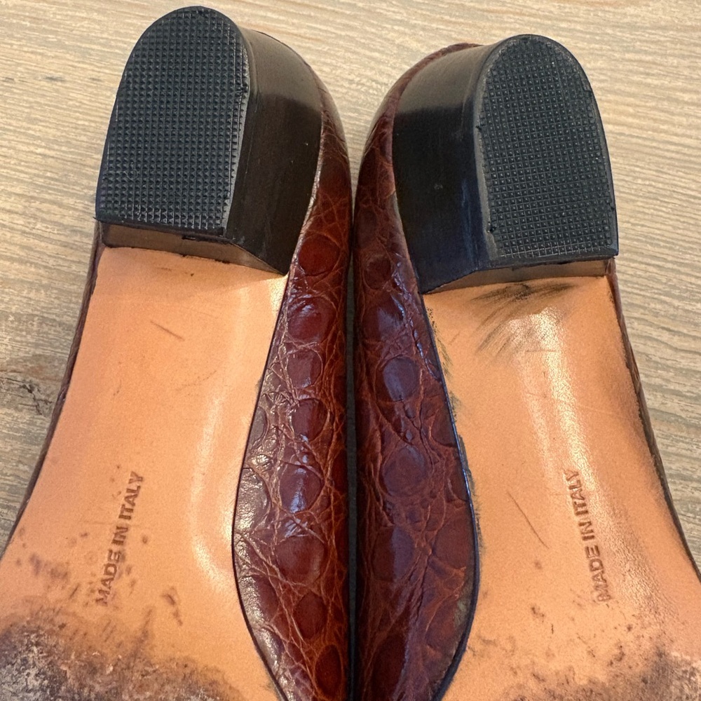 Salvatore Ferragamo Vara Croc-Embossed leather Bow Flats with Gold Plaque - Picture 9 of 11